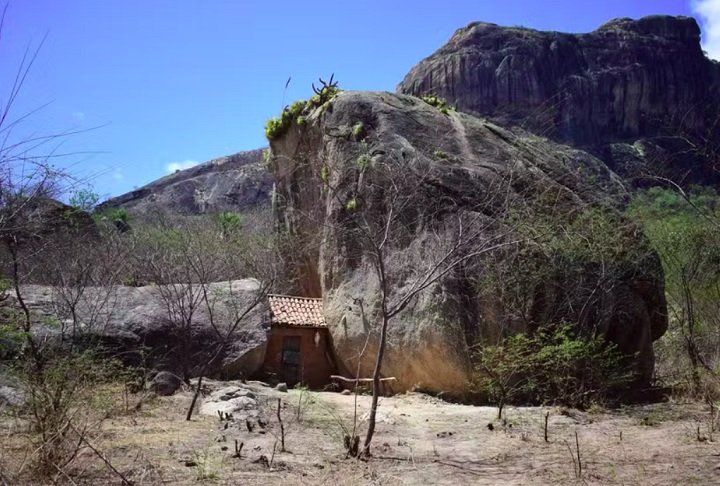 Casa minúscula espremida entre duas rochas atrai atenção no sertão cearense