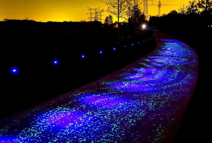 Ciclovia Brilhante (Holanda) - Fica na cidade de Eindhoven, ao sul da capital Amsterdã, e brilha no escuro. A ciclovia foi inspirada no quadro "Noite Estrelada", do pintor holandês Van Gogh. O efeito é provocado por milhares de lâmpadas de LED, no tom azulado das estrelas. 