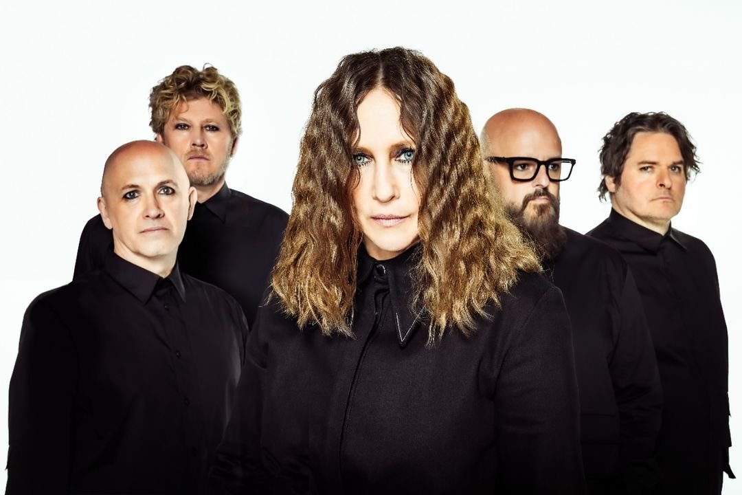 Além de atriz, Vera Farmiga agora também exibe seus dotes musicais na banda de heavy hetal The Yagas. O grupo lançou o single “Crying Room” nas plataformas digitais. 
-Reprodução/Instagram