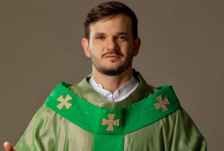 "Não sei o que está acontecendo que aqui no meu Instagram está aparecendo um monte de vídeo das mães de bebês reborn. O que está acontecendo com o mundo?”, questionou Patrick Fernandes.
