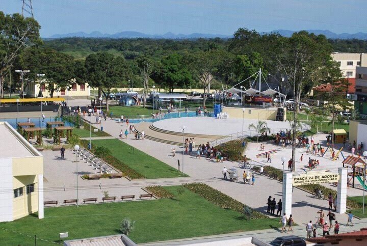 Um homem quebrou o dedo durante um ataque de pitbull em Linhares (ES). Ele passeava com o cãozinho quando a fera chegou. O dono, ao tentar parar o cão, também foi mordido. 