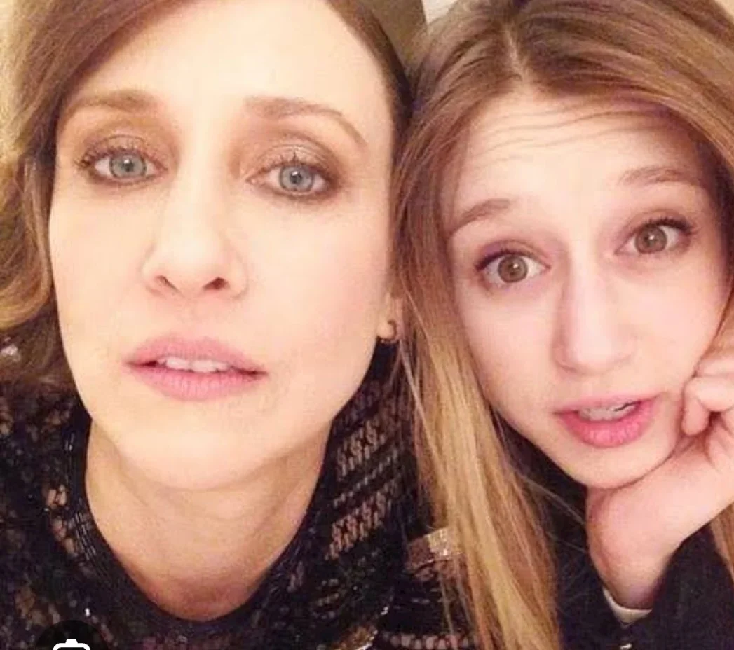 Vera é irmã de Taissa Farmiga, que ganhou fama principalmente ao interpretar a protagonista da franquia "A Freira", que tem conexão com "Invocação do Mal".-Reprodução instagram 