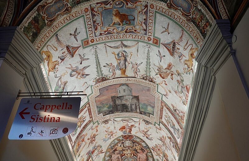 De acordo com a versão de Penco, Maria Madalena foi retratada pelo artista renascentista no afresco “The Last Judgment” (“O Juízo Final”) na parede do altar da Capela Sistina, no Vaticano. A restauradora defende a teoria de que uma mulher loira retratada no canto direito da obra beijando uma cruz é a lendário apóstola de Cristo.
-Richard Mortel/Wikimedia Commons