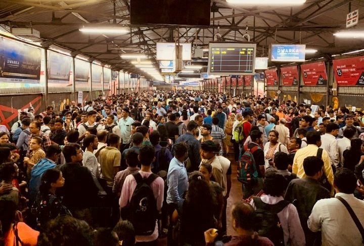 Mumbai é conhecida pelos estúdios de Bollywood, o icônico Marine Drive e um caótico sistema de trens suburbanos, que transporta diariamente mais ageiros do que a população de muitos países.