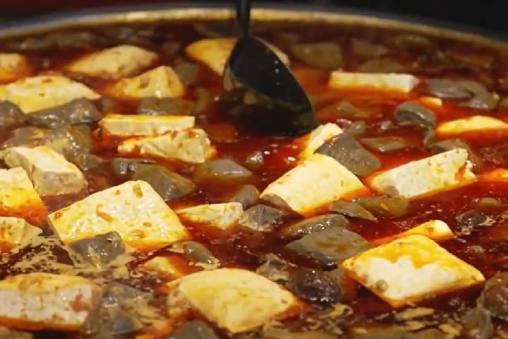 JÃ¡ o tofu-fedorento, preparado com tofu fermentado, exala um odor frequentemente comparado ao de lixo em decomposiÃ§Ã£o. 