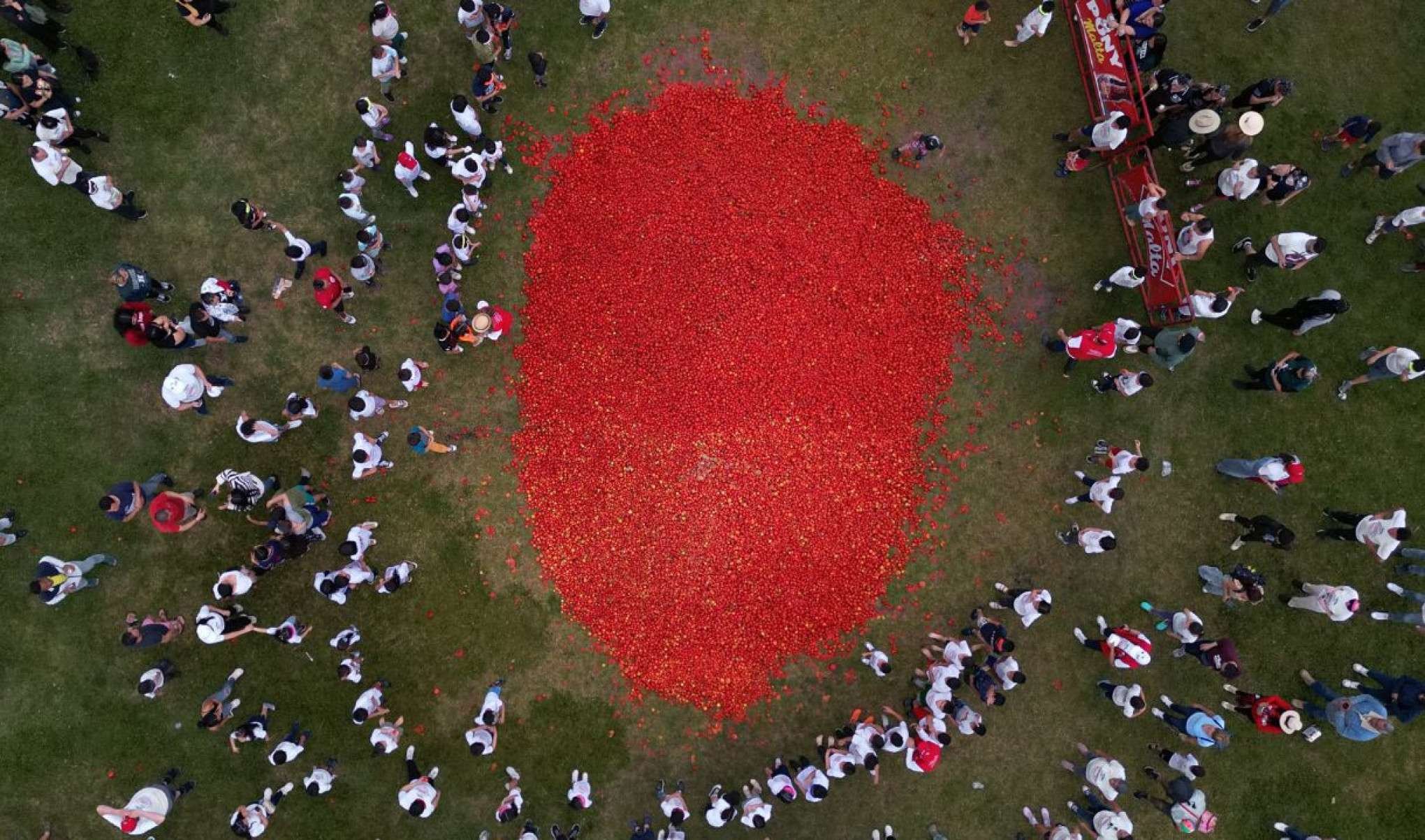 A cidade de Sutamarchan, na Colômbia, se pintou de vermelho no final de semana, durante o festival Gran Tomatina