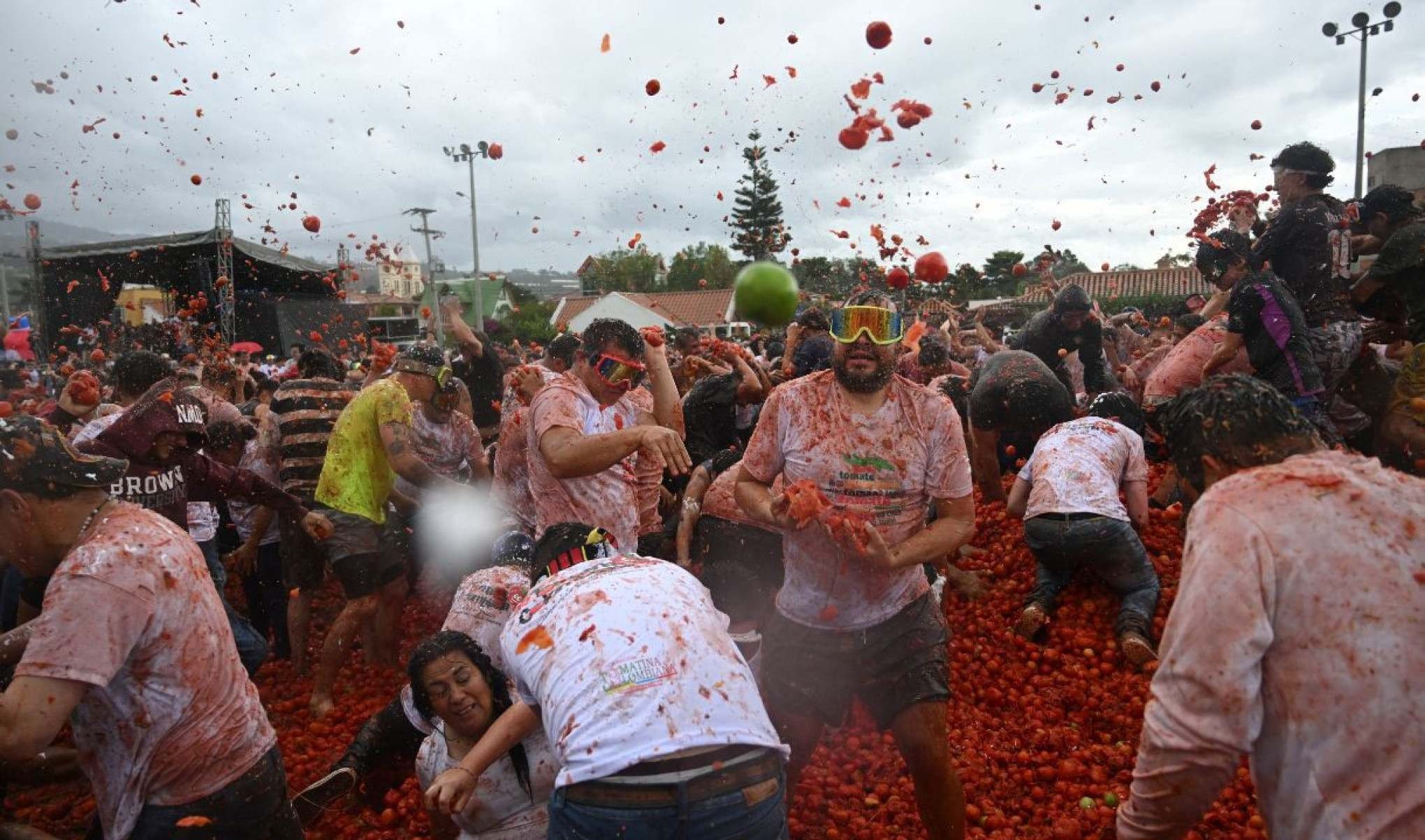 Pessoas de várias idades participam da brincadeira.