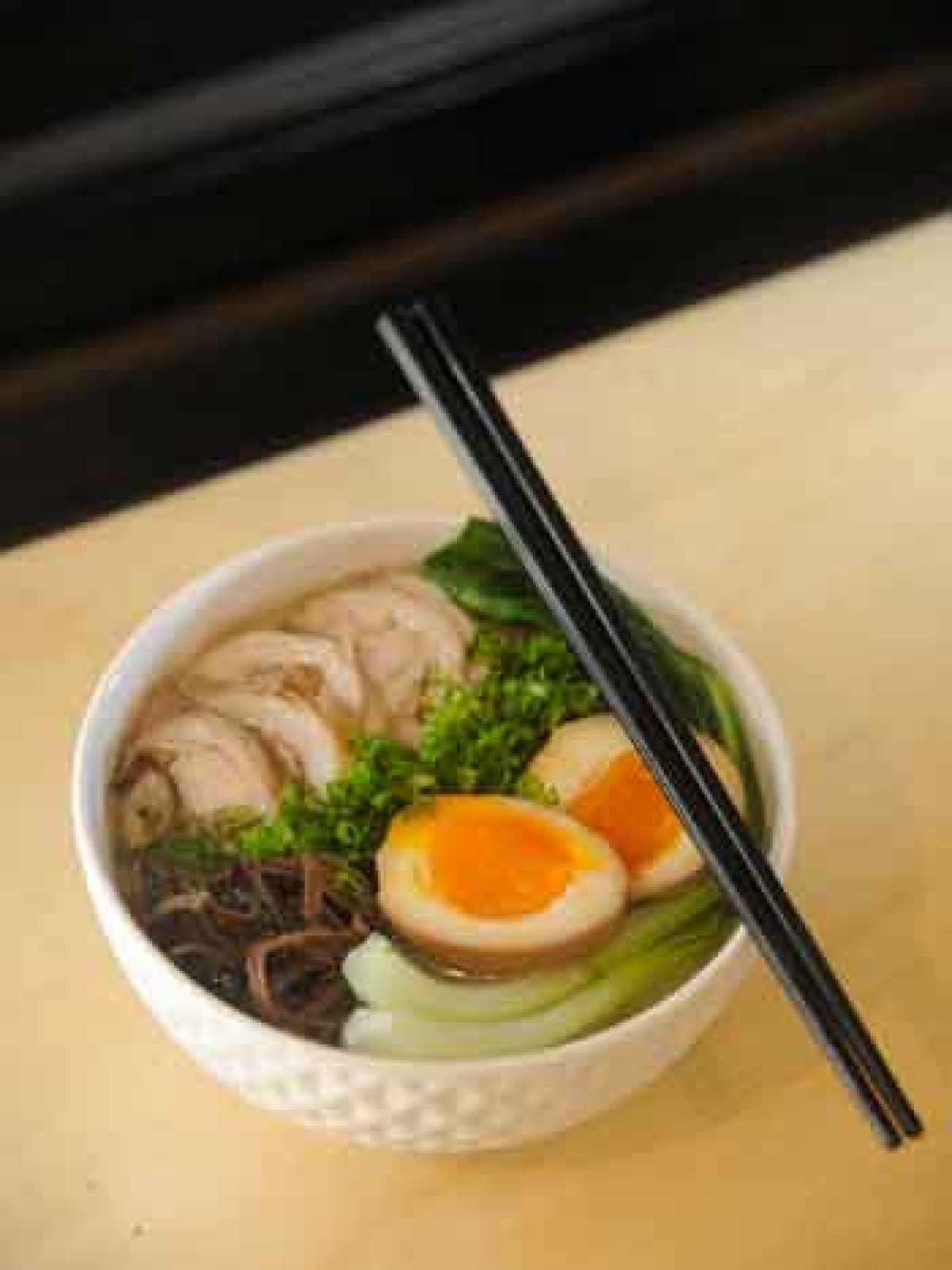 tori Paitan do yokai izakaya: ramen com caldo de frango encorpado e aveludado, kosho  de limao, bok choy, kikurage, cebolinha, ajitama e cebola tostada.