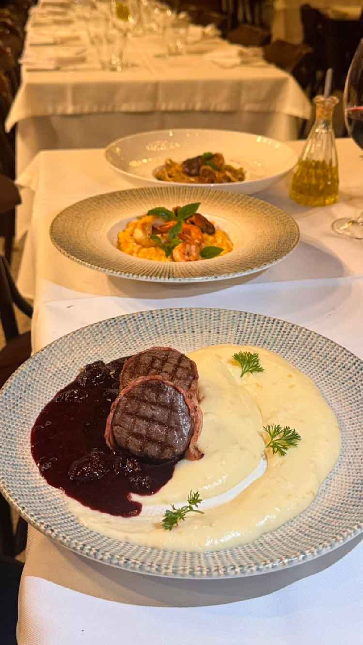 Medalhões de filé mignon ao molho de amoras com aligot de batatas com toque de queijo defumado, do  AA Wine Experience