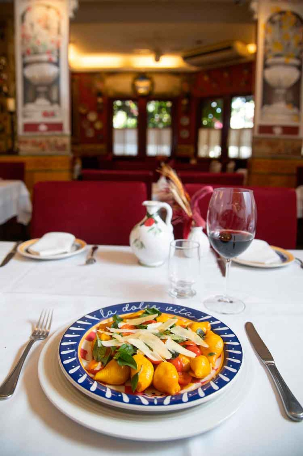 conchiglione com tomates confitados e lascas de grana padano, do Província di Salerno