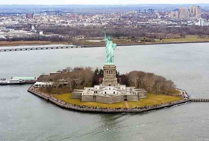 Muitas cidades possuem monumentos históricos que as representam, sendo verdadeiros cartões-postais para turistas. Quem embarca rumo à Nova York, não pode deixar de incluir na programação uma visita à Estátua da Liberdade, uma das principais atrações turísticas com seus 93 metros de altura.- Ramey Logan/Wikimédia Commons