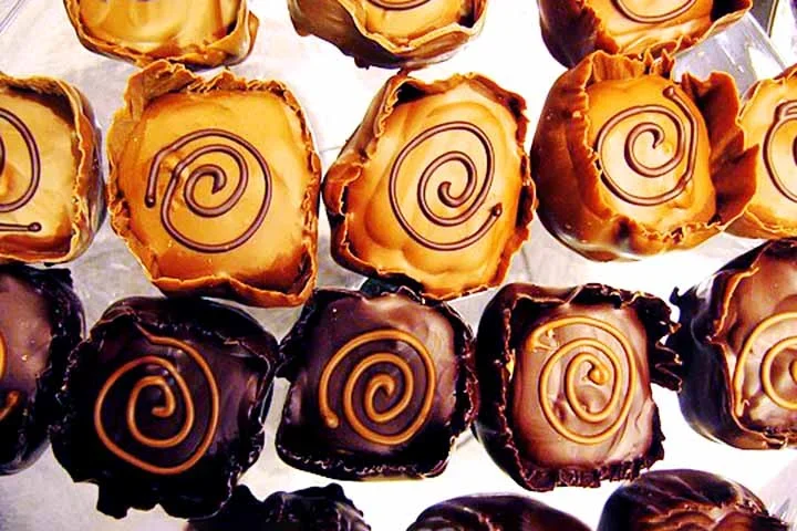 O valor do bombom em muitos casos é mais em conta, já que existem ingredientes com preços bem acessíveis e que deixam a sua produção mais barata. Afinal, são produzidos em grandes escalas, no caso das grandes marcas bombons que existem. 