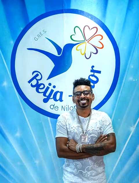 Morador de Nilópolis há duas décadas, Nego Lindo é músico, cantor e compositor, com mais de 35 anos de dedicação ao samba. Tem agem pela Viradouro e Imperatriz. Já venceu disputas de samba-enredo e cantou ao lado de ícones do gênero.