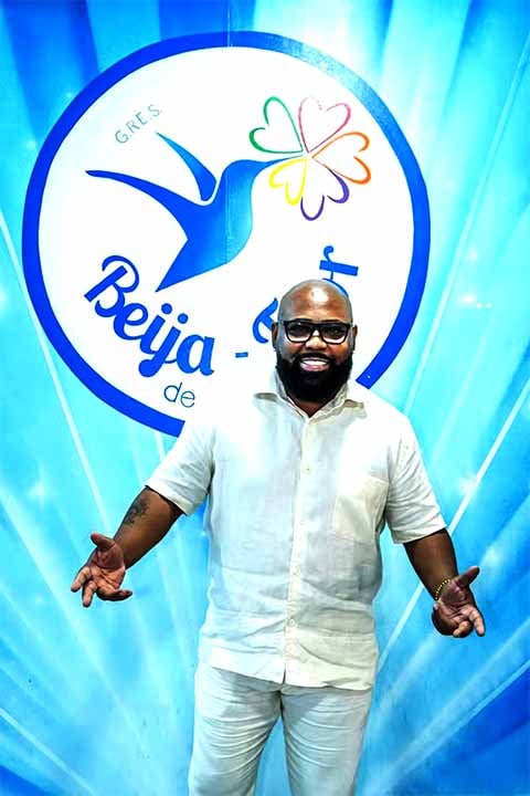 Carlos Inho tem mais de 30 anos de carreira e diz ter alma nilopolitana e raízes na azul e branca. Sendo assim, ele é ex-integrante do grupo 100% e viralizou nas redes em 2024 após cantar na quadra da escola durante uma comemoração. 