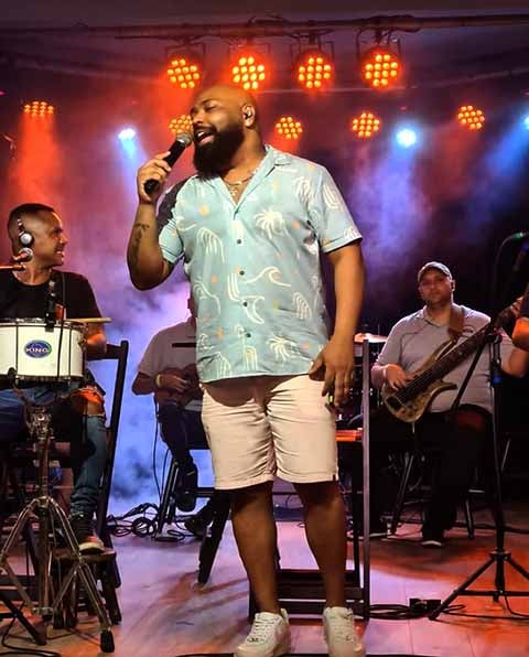 "Eu faço parte da comunidade nilopolitana, desde que nasci, moro aqui. É uma responsabilidade e uma grande honra ser o sucessor de alguém tão importante pro carnaval como o Neguinho da Beija-Flor", afirmou.
