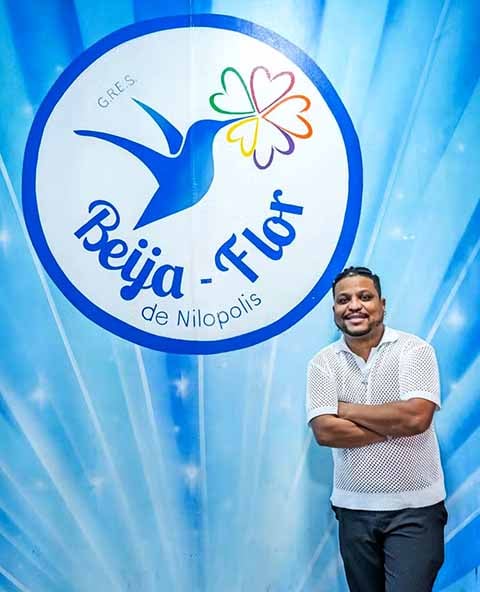 Um dos mais conhecidos da lista, Nino é compositor e intérprete com mais de 20 anos de carreira. Cantou no carro de som da Beija-Flor de 2012 a 2017 e retornou em 2025.