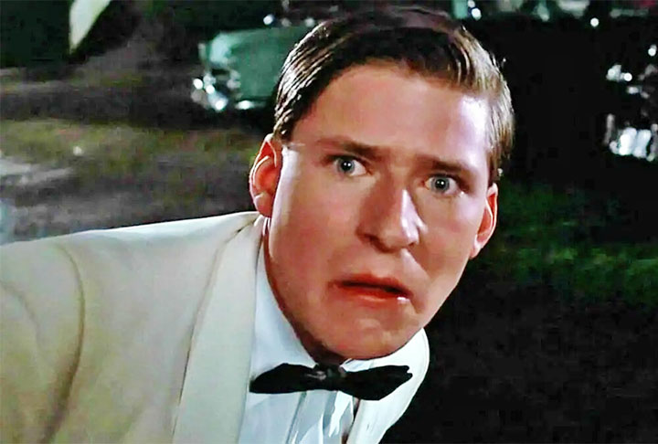 Crispin Glover interpretou George McFly no filme De Volta Para o Futuro, um dos mais famosos do cinema. No entanto, ele nÃ£o quis participar da continuaÃ§Ã£o, de 1989. Isso tudo por causa de desentendimentos financeiros e tambÃ©m sobre o  roteiro. 