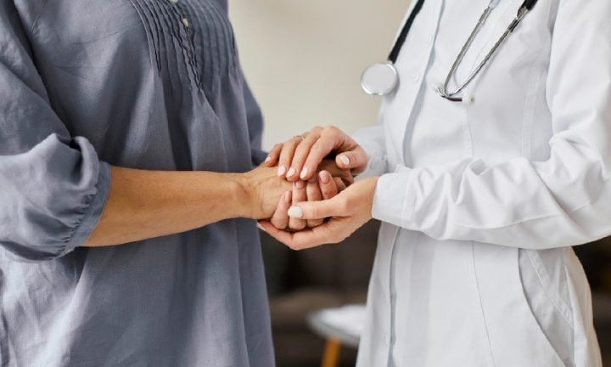 O processo, geralmente conduzido por m&eacute;dicos ou enfermeiros, &eacute; r&aacute;pido e feito com o consentimento do paciente at&eacute; o &uacute;ltimo momento.  -  (crédito: Freepik)