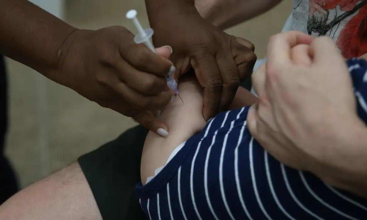 A vacinação contra a gripe e Covid-19 é especialmente recomendada para crianças com maior risco de desenvolver SRAG, incluindo aquelas menores de 12 anos -  (crédito: Valter Campanato/Agência Brasil)