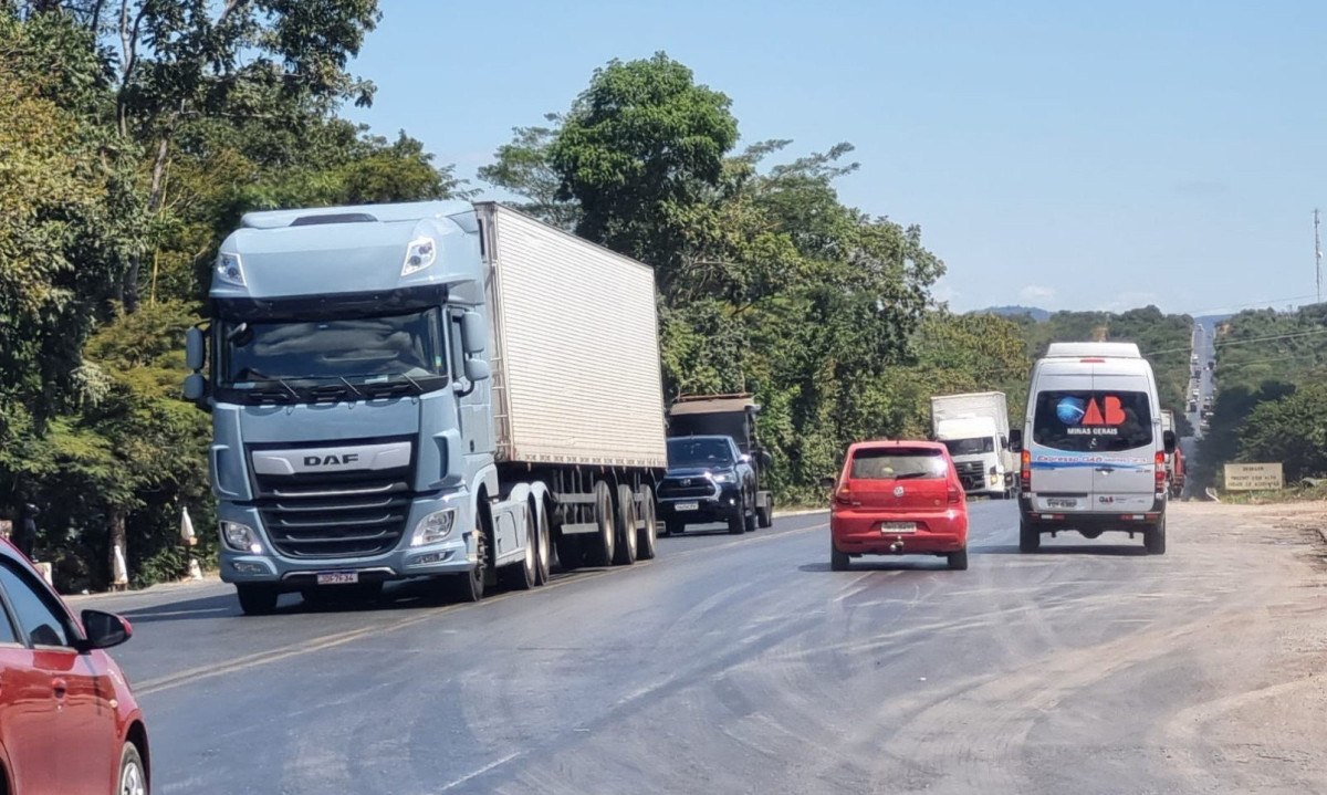 Trecho perigoso da BR-251, entre Montes Claros e entroncamento com a MGC-122, fica fora do projeto de concess&atilde;o -  (crédito: Luiz Ribeiro/EM/DA Press)