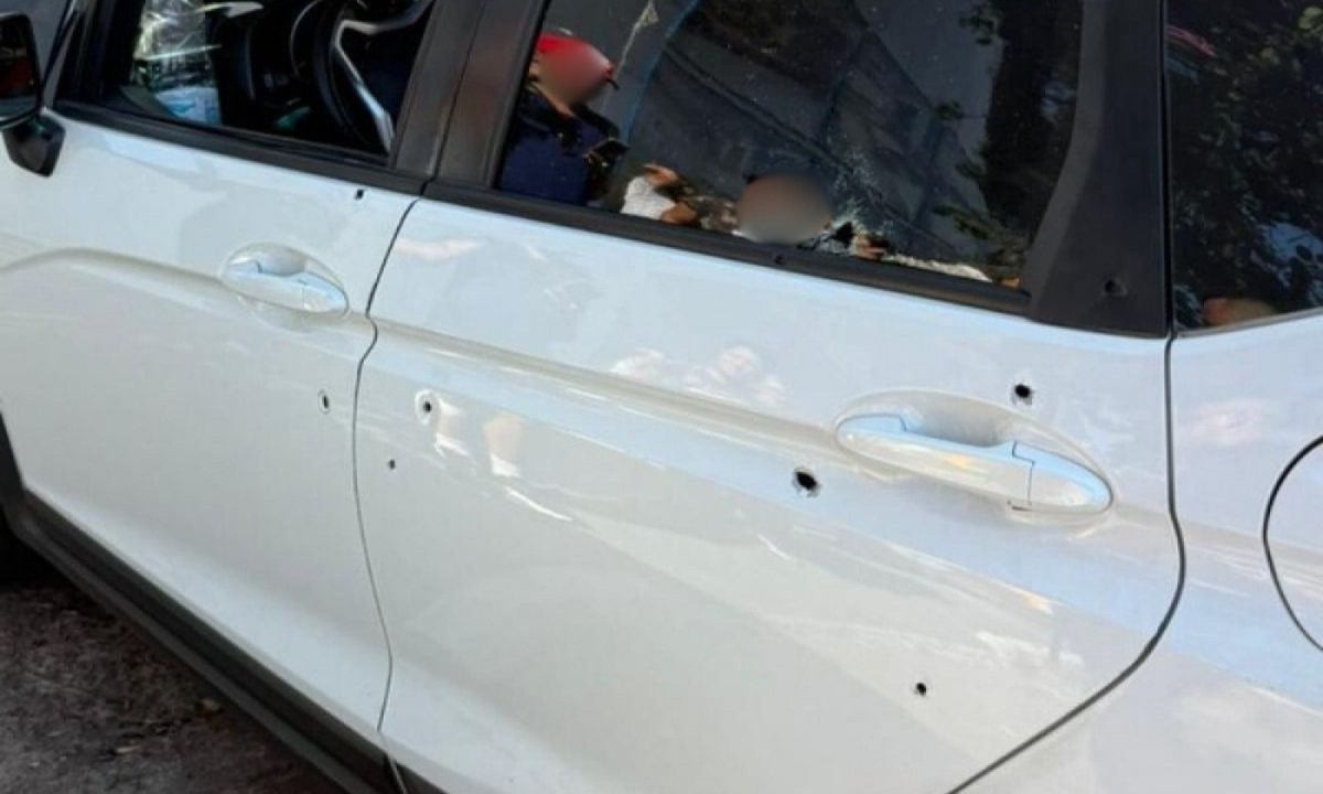 Carro do motorista de aplicativo, morto em Bangu, no RJ, ficou varado de balas -  (crédito: reprodução/redes sociais)
