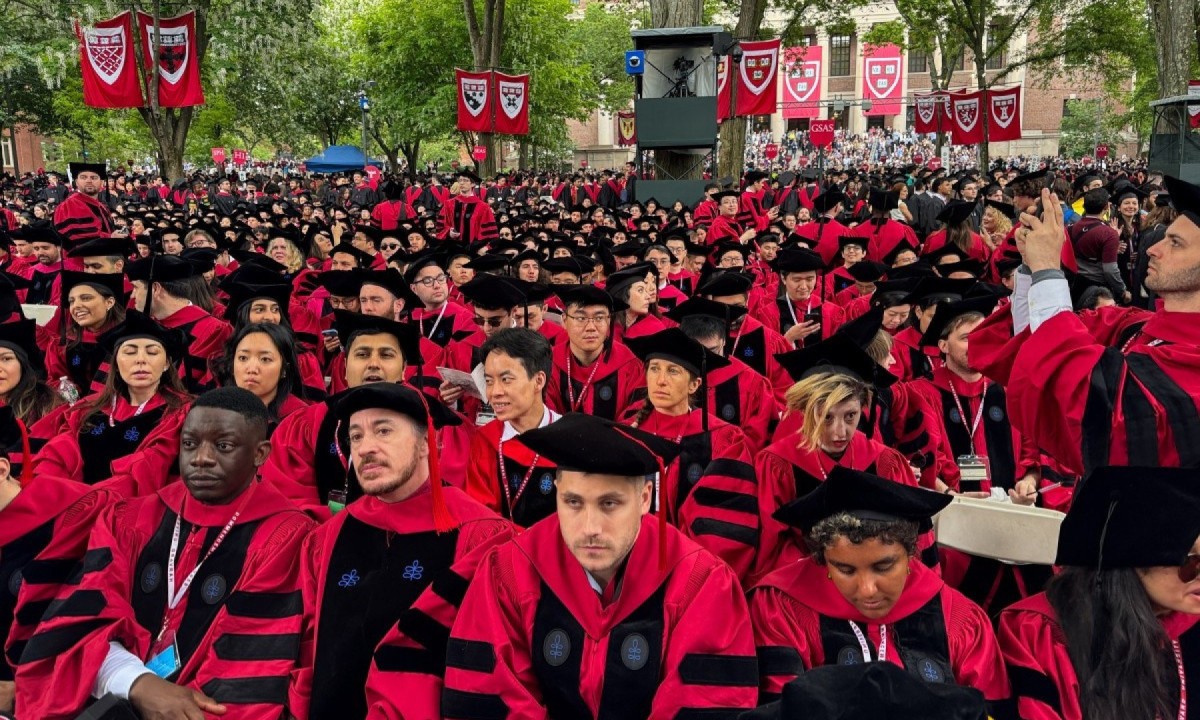   Graduados se reúnem para participar da cerimônia de formatura na Universidade Harvard                 
       -  (crédito: Rick Friedman / AFP)