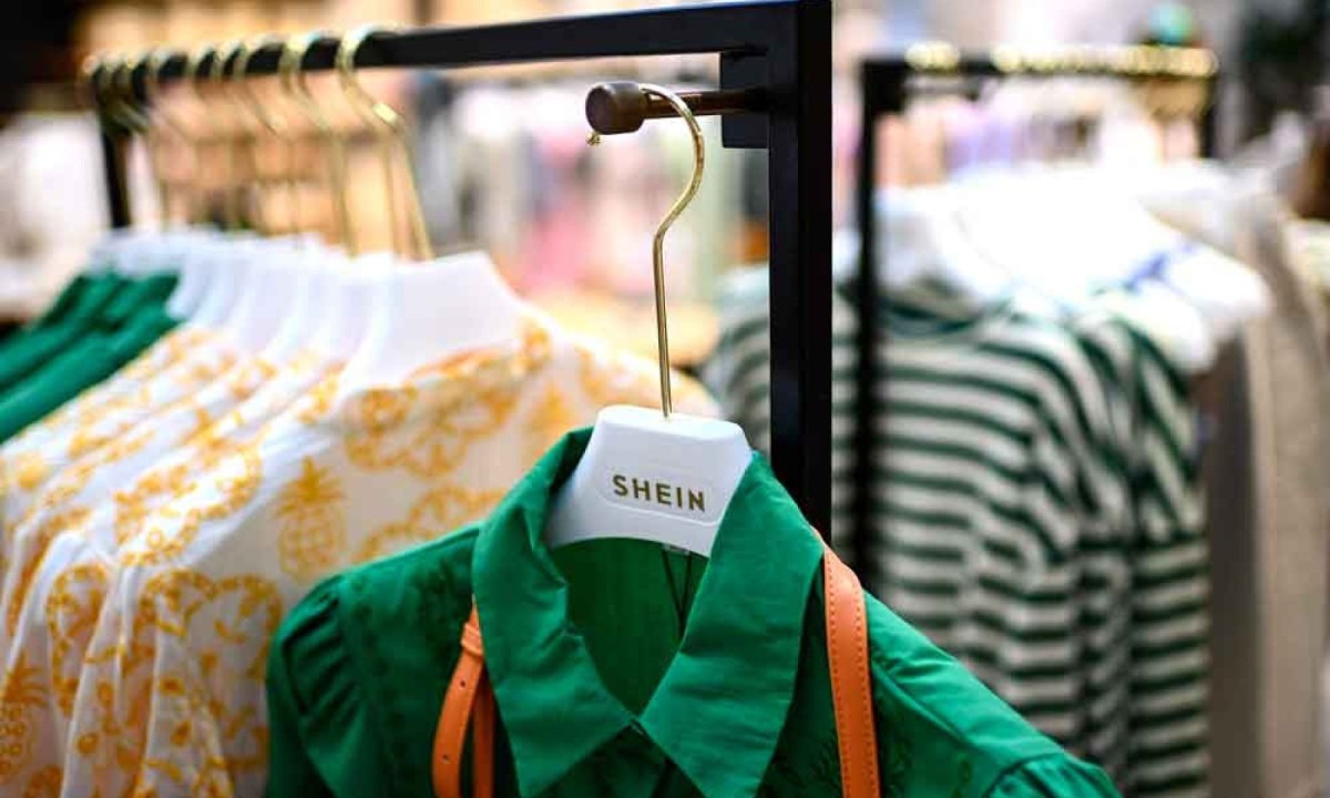 A produção de fast fashion por empresas chinesas mudou a configuração do comércio de roupas no mundo - (crédito: Christophe ARCHAMBAULT / AFP) A produção de fast fashion por empresas chinesas mudou a configuração do comércio de roupas no mundo - (crédito: Christophe ARCHAMBAULT / AFP)
