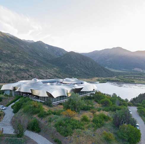 3ª – A Vik é uma vinícola que fica no vale do Chapacoal, no Chile. O espaço foi inaugurado em 2004, ocupa mais de 4.300 hectares e conta com hotel de luxo e vários eios turísticos. Os hóspedes podem optar por cavalgar ou andar de bicicleta pelas vinhas enquanto cozinham 