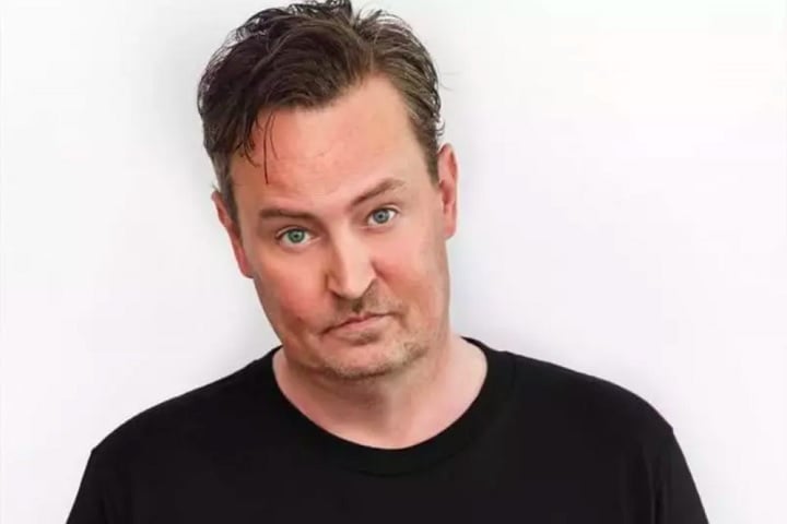 A produção, intitulada "Matthew Perry: A Hollywood Tragedy", reuniu entrevistas, registros policiais e imagens antigas para contar o que aconteceu antes da morte de Perry.Ainda não há previsão de exibição no Brasil. 