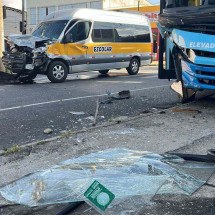 Ônibus metropolitano ultrapassa sinal vermelho e bate em van escolar em BH - Wellington Barbosa / Arquivo Pessoal