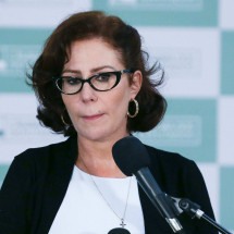 Carla Zambelli vai permanecer presa na Itália