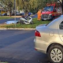 Ainda com vida, motoqueiro ficou estirado em passeio da praça, antes de ser levado por ambulância do Samu -  (crédito: Redes sociais)