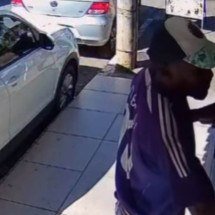 Homem ameaça pedestres e vendedores com facão no centro de cidade mineira - Reprodução/Redes sociais