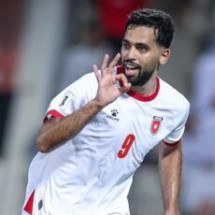 A seleção que se classificou para a Copa do Mundo com hat-trick de atacante sem clube