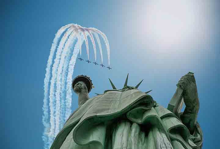 Em 1892, a Ilha Ellis, localizada perto da Ilha de Bedloe (que, em 1956, foi renomeada como Ilha da Liberdade), foi aberta como a principal estação de chegada de imigrantes. A “Lady Liberty,” vigiou os mais de 12 milhões de imigrantes que desembarcavam no  Porto de Nova York. 