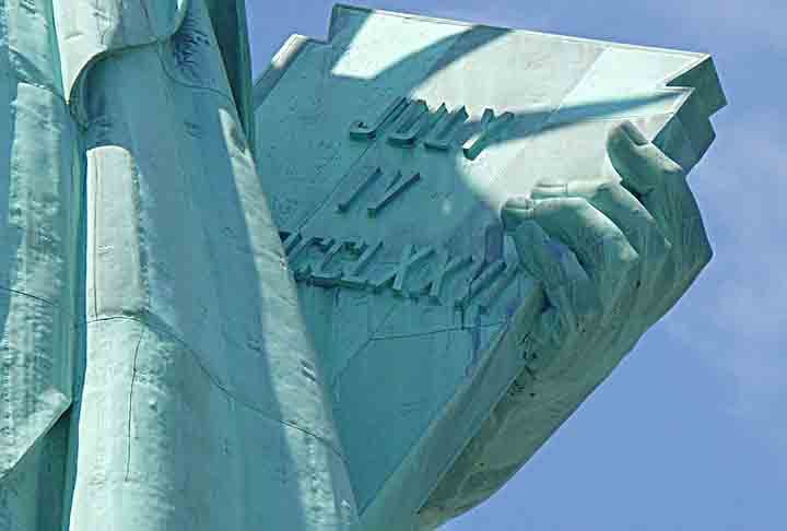 No nível subnacional, a Estátua da Liberdade foi adicionada ao Registro de Lugares Históricos de Nova Jersey em 1971 e transformada em marco designado pela cidade de Nova York em 1976.