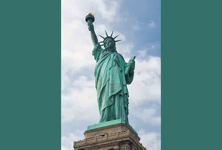 Sessenta anos apÃ³s o presidente Calvin Coolidge ter oficializado a estÃ¡tua como um monumento nacional, em 1924, ela ou por uma restauraÃ§Ã£o multimilionÃ¡ria (incluindo uma nova tocha e uma chama coberta de folhas de ouro) e foi dedicada ao presidente Ronald Reagan em 4 de julho de 1986.