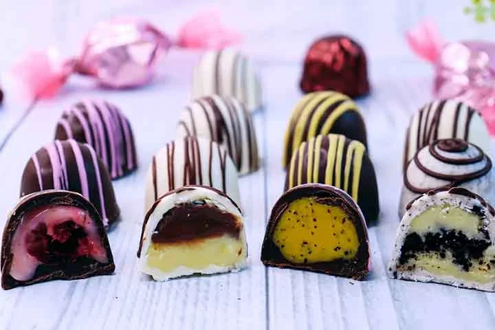 Assim, a trufa tem uma caracterÃ­stica que a difere dos bombons, que Ã© o ganache em seu interior. Elas possuem diferentes formatos e diversos recheios que vÃ£o desde o tradicional chocolate atÃ© bebidas alcoÃ³licas, como o licor.