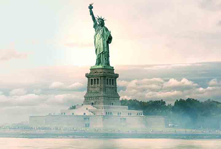 Em 1984, a Estátua da Liberdade foi designada como Patrimônio Mundial da UNESCO. Além disso, ela tem altura total 92,9 m, sendo 46,9 m correspondendo à altura da base e 46 m à altura da estátua propriamente dita.