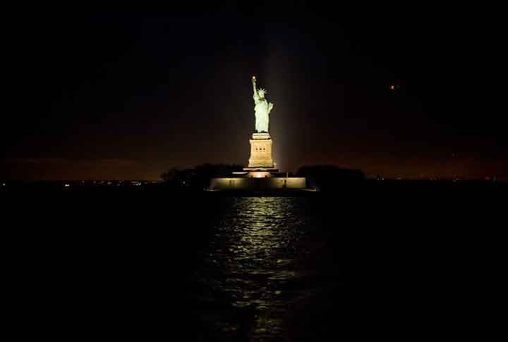 O eio inclui também uma parada na Ellis Island, a ilha onde a maioria dos imigrantes parava inicialmente quando chegava aos Estados Unidos muitos anos atrás e onde se encontra hoje o Museu da Imigração.