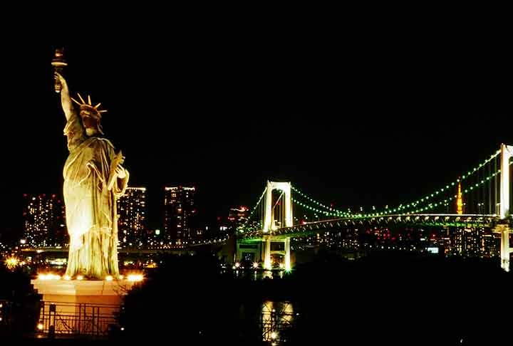 O trajeto entre o local de partida no sul de Manhattan até a Ilha da Liberdade dura cerca de 20 minutos. E o eio todo (visita à Estátua da liberdade e a Ellis Island) costuma durar 4 horas, sem contar o tempo de demora das filas de embarque.