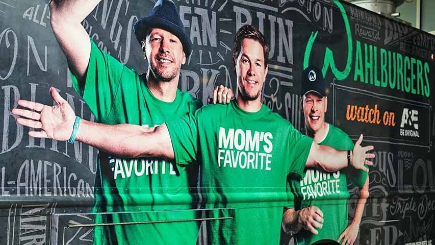 Empreendedor nato, o ator tambÃ©m investiu em outras Ã¡reas, como a cadeia de hambÃºrgueres Wahlburgers, fundada com seus irmÃ£os Donnie e Paul.