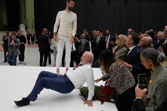 Lula tenta reproduzir movimentos de acrobata durante evento na França