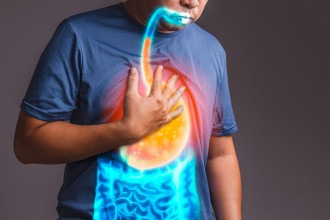 Azia, tosse seca e até mau hálito: saiba o que é refluxo ácido