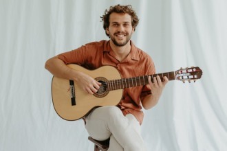 Theo Bial lança álbum com 15 canções de Chico Buarque