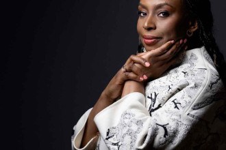 Chimamanda Ngozi Adichie examina complexidade das relações humanas 