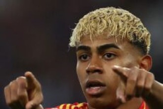 Astro da Espanha, Lamine Yamal iguala feito de Pelé