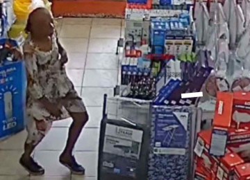 A idosa é vista escondendo os produtos por dentro da roupa em gracações de câmeras de segurança -  (crédito: Reprodução/Redes sociais)