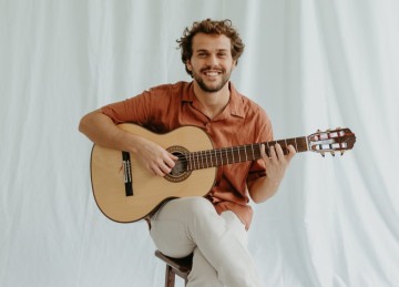 Theo Bial é carioca e revela que suas maiores influências são a bossa nova e todas as vertentes do samba -  (crédito:  Fernanda Assis/divulgação)