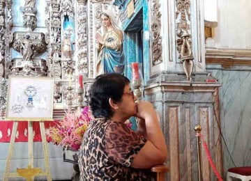 Mesmo com ascensão dos evangélicos, os católicos, como a moradora de BH Edna Aparecida da Silva Braga, continuam predominantes em Minas Gerais e no Brasil

 -  (crédito: Gustavo Werneck/EM/D.A Press)